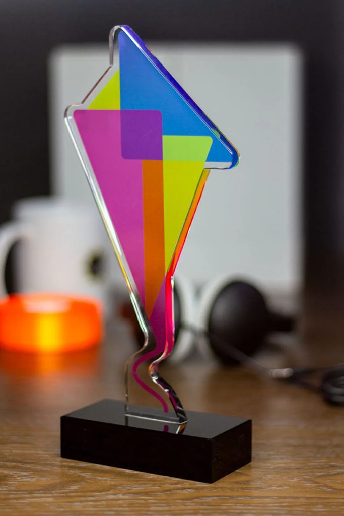 IJC00026 Geometric Kite Crystal Award – Vibrant Modern Glass Trophy 1 copy